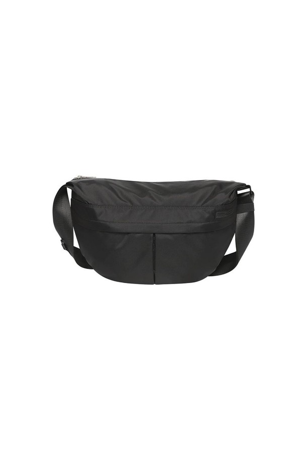 URBAN Halfmoon Bag Black은 모던하고 심플한 디자인의 남성용 크로스백입니다. 나일론과 폴리에스터 소재로 제작되었으며, 미디엄 사이즈의 반원 형태에 무지 패턴과 자수 장식이 더해졌습니다. 내부 지퍼 포켓, 외부 스냅 버튼 포켓, 후방 자석 버튼 포켓 등, 실용적인 분리 수납 기능을 갖춘 데일리 백입니다.
