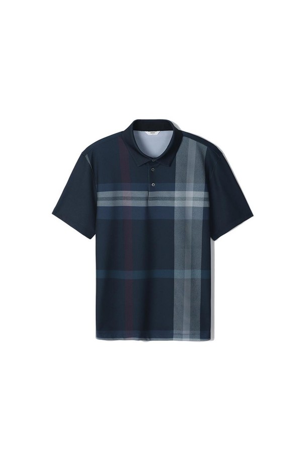 네이비 컬러의 쿨터치 체크 프린트 티셔츠는 시원하고 부드러운 촉감이 특징입니다. 캐주얼 스타일로 일상생활에서 편안하게 착용할 수 있으며, 여름철에도 쾌적함을 유지하도록 흡습, 속건, 통기성을 갖췄습니다. 얇은 두께와 일반핏으로 제작되었으며, 카라넥 디자인에 반소매 기장으로 시원함을 더했습니다. 내구성이 뛰어나고 구김, 먼지, 냄새에 강하며, 어깨 밴드 안쪽에는 메쉬 원단, 밑단에는 옆트임 디테일이 적용되었습니다.
