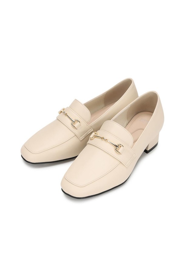 포멜 페르메 로퍼 Ivory 4cm는 부드러운 인조가죽 소재에 은은한 금속 장식으로 포인트를 더한 여성 로퍼입니다. 4cm 로우힐과 4mm 쿠션 인솔, 쿠션 중창이 편안한 착화감을 제공하며, 논슬립 패턴의 합성고무 밑창으로 미끄럼 방지 기능까지 갖췄습니다. 스퀘어 앞코와 슬립온 디자인으로 봄, 여름, 가을, 일상 및 오피스룩에 모두 잘 어울리는 아이보리 컬러의 데일리 슈즈입니다.
