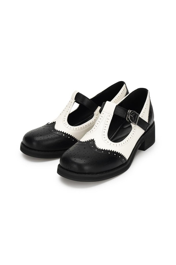 페르메 T스트랩 로퍼 White 4cm는 여성용 로퍼로, 봄, 여름, 가을에 착용하기 좋습니다. 화이트, 블랙 두 가지 색상으로 출시되었으며, 데일리, 정장, 캐주얼 등 다양한 스타일에 매치하기 좋습니다. 4cm 로우힐에, 13.5cm 발볼, 버클 여밈, T스트랩 디자인이 특징이며, 클래식한 브로그 디테일, 논슬립 고무 밑창, 라텍스 인솔, 쿠션감 강화로 편안한 착용감을 제공합니다.
