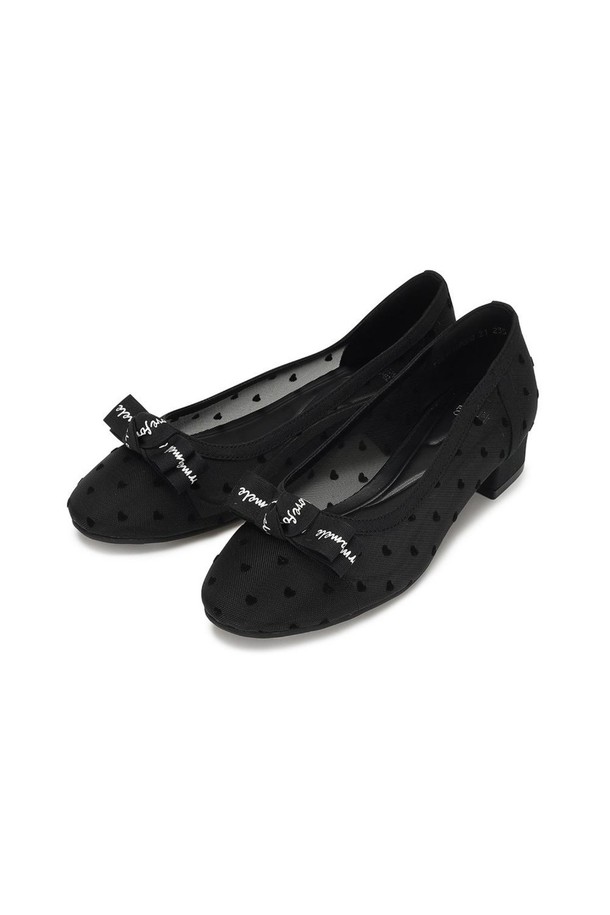 러브포멜 시스루 펌프스 Black 3cm는 시원한 메쉬 소재와 슬립온 디자인으로 편안한 착용감을 선사하는 여성용 펌프스입니다. 라운드 앞코와 로우힐 굽(3cm)은 데일리룩에 자연스럽게 어울리며, 시스루 망사 스타일이 발을 더욱 돋보이게 합니다. 고밀도 인솔로 편안함을 더했으며, 발볼이 넓어 편안한 착용감을 제공합니다.
