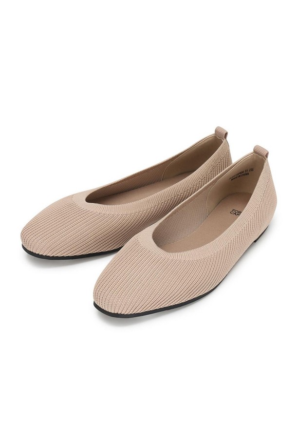 카멜레 니팅 블랑켓 플랫 Beige 1cm는 부드러운 니트 소재로 제작되어 봄, 여름, 가을 시즌에 가볍고 편안하게 신을 수 있는 여성 플랫슈즈입니다. 라운드 앞코와 슬립온 디자인으로 발을 감싸는 듯한 착용감을 제공하며, 1cm의 플랫 굽으로 데일리룩에 자연스럽게 어울립니다. 베이지 컬러의 니팅 패턴이 돋보이며, 경량 소재로 제작되어 편안한 착화감을 선사합니다.
