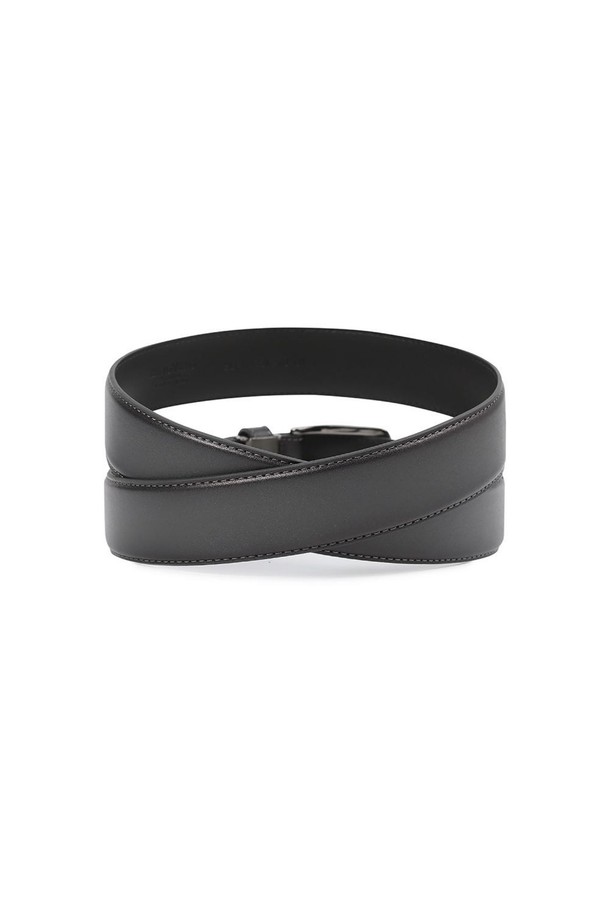 그라데이션 가공된 소가죽 소재의 남성용 벨트입니다. 흑니켈 흑사틴 도금된 유광 라운드 스퀘어 버클과 화이트 스티치 디테일이 미니멀하고 베이직한 디자인에 포인트를 더합니다. 사이즈 조절이 가능하며, 일상복에 두루 잘 어울리는 그레이 컬러의 무지 벨트입니다.
