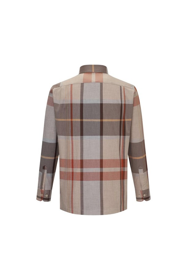 코튼 100% 슈퍼빅체크 캐주얼 셔츠는 베이지와 브라운 두 가지 색상으로 만나볼 수 있으며, 가을과 겨울에 포근하게 착용하기 좋은 긴소매 셔츠입니다. 부드러운 촉감의 면 소재로 제작되어 흡습 및 보온 기능이 뛰어나며, 세미 와이드 카라 디자인으로 깔끔한 핏을 연출합니다. 닥스 시그니처 자수와 카라 키퍼가 내장되어 있어 고급스러움을 더했습니다. 슬림핏, 레귤러핏, 컴포트 슬림핏 세 가지 핏으로 출시되어 다양한 스타일을 즐길 수 있으며, 캐주얼, 클래식, 미니멀 스타일을 모두 소화해 겨울 데일리룩, 출근룩, 모임룩에 활용하기 좋습니다.
