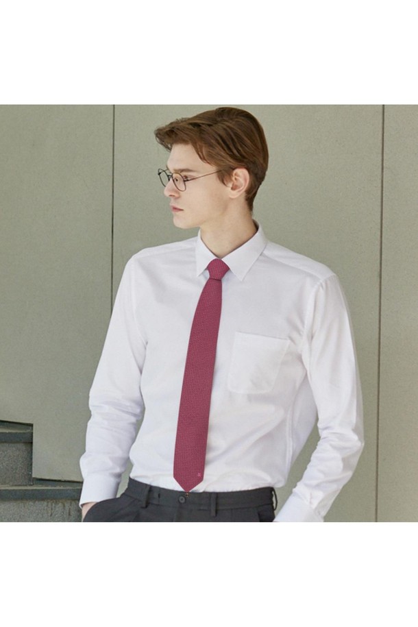 실크 100 클래식 솔리드 넥타이 레드는 남성용 넥타이로, 비즈니스룩에 어울리는 클래식하고 미니멀한 스타일을 연출합니다. 100% 실크 소재로 제작되어 고급스러운 광택과 부드러운 촉감을 자랑하며, 매끄러운 질감이 특징입니다. 솔리드(무지) 패턴의 레드 컬러는 세련된 인상을 주며, 오피스룩, 비즈니스 캐주얼, 회의룩 등 다양한 TPO에 활용 가능합니다. DD 악세서리 디자인 장식이 있으며, 실고리로 연결된 장식은 제거할 수 있습니다.
