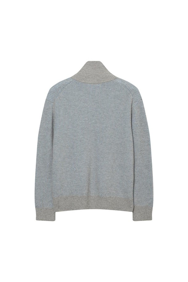 하이넥 투톤 집업 블루는 가을, 겨울 시즌에 어울리는 남녀 공용 상의입니다. 부드러운 촉감의 나일론 및 모 혼방 소재로 제작되었으며, 레귤러핏과 두꺼운 두께감으로 보온성을 높였습니다. 하이넥 디자인과 투톤 배색이 특징이며, 캐주얼, 미니멀, 클래식 스타일을 연출하기 좋습니다. 일상 및 산책 시 편안하게 착용할 수 있으며, 아우터형 가디건으로 활용 가능하며 주머니가 있어 실용적입니다.
