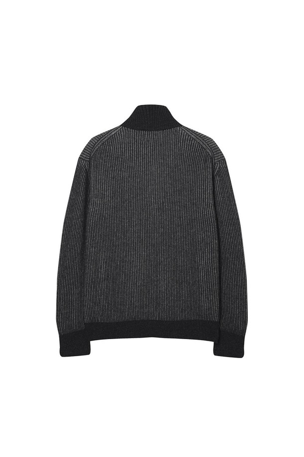 차콜그레이 하이넥 투톤 집업은 가을과 겨울, 겨울 데일리룩에 어울리는 캐주얼하고 미니멀한 스타일의 상의입니다. 나일론과 모 혼방의 부드러운 촉감으로 편안하게 착용할 수 있으며, 심플한 디자인과 투톤 배색이 특징입니다. 하이넥 디자인과 긴 소매 기장으로 보온성을 높였으며, 주머니가 있어 실용적입니다. 아우터처럼 걸쳐 입기 좋은 집업 가디건으로, 다양한 스타일 연출이 가능합니다.
