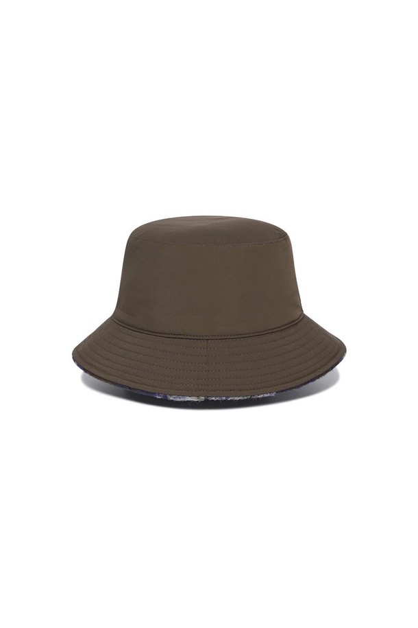 네이비 컬러의 리버시블 울(wool) 버킷햇입니다. 울 혼방 니트 소재로 제작되어 부드러운 촉감을 선사하며, 챙 넓이 5.5cm, 모자 깊이 8.5cm로 편안한 착용감을 제공합니다. 양면 착용이 가능하여 네이비와 카키 컬러, 체크 패턴으로 다양한 스타일을 연출할 수 있습니다. 캐주얼, 클래식, 미니멀 스타일을 즐기는 분들께 추천하며, 가을, 겨울, 봄 시즌의 동네 마실룩, 가을 나들이룩에 활용하기 좋습니다. 자수 디테일이 돋보이며 세트 코디도 가능합니다.
