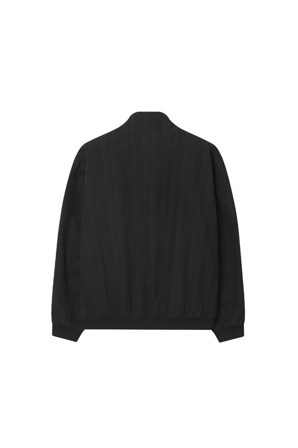 멀티 체크 헤링턴 재킷 카키는 봄, 가을에 착용하기 좋은 남성용 아우터입니다. 카키 컬러에 체크와 헤링본 패턴이 돋보이며, 캐주얼 및 아메리칸 캐주얼 스타일을 연출하기 좋습니다. 스탠다드핏으로 편안한 착용감을 제공하며, 중간 두께감의 면 소재로 제작되었습니다. 밑단, 소매, 목둘레 시보리 디테일과 N 로고 단추, 코팅 처리된 빈티지한 외관이 특징입니다. 안감은 폴리에스터이며, 단추 여밈 방식의 긴소매 헤링턴 재킷입니다.
