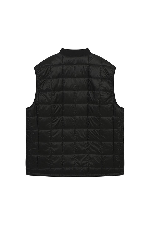 **패딩 베스트 블랙**

쌀쌀한 날씨에 가볍게 걸치기 좋은 블랙 컬러의 패딩 베스트입니다. 립스탑 패턴의 나일론과 폴리에스터 혼방 소재로 제작되어 부드러운 촉감과 뛰어난 보온성을 제공합니다. 라운드넥 디자인과 집업 여밈 방식으로 편안하게 착용 가능하며, 레귤러핏으로 제작되어 다양한 스타일 연출에 용이합니다. 간절기부터 초겨울까지 데일리룩, 산책룩, 집콕룩 등 폭넓게 활용할 수 있습니다. 립 디테일이 돋보이는 목 부분이 디자인의 포인트를 더합니다.
