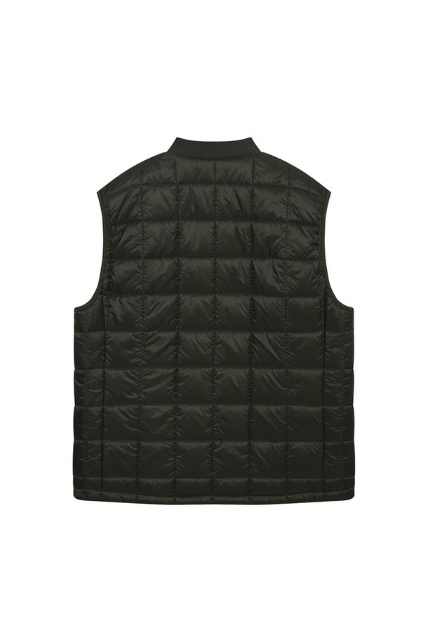 가을, 간절기, 초겨울에 어울리는 패딩 베스트입니다. 카키와 블랙 두 가지 색상으로 출시되었으며, 캐주얼 및 세미 정장 스타일 모두 소화 가능합니다. 립스탑 패턴의 나일론과 폴리에스터 혼방 소재로 제작되어 소프트한 촉감을 선사합니다. 라운드넥과 립 디테일 네크라인, 보온성을 높인 목 디자인이 특징이며, 집업 여밈 방식과 캐주얼핏으로 편안하게 착용할 수 있습니다. 산책룩, 여행룩 등 다양한 TPO에 활용하여 미니멀하고 클래식한 스타일을 연출해 보세요.

