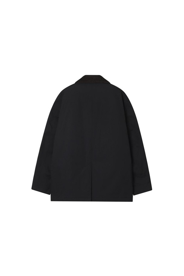 중기장 패딩 점퍼 블랙은 겨울과 초겨울에 어울리는 아우터입니다. 클래식과 캐주얼 스타일을 동시에 연출할 수 있으며, 일상과 출근룩 모두에 활용 가능합니다. 3온스 두께의 세미 오버핏으로 제작되었으며, 은은한 광택감이 도는 폴리에스터와 면 혼방 소재를 사용하여 편안한 착용감을 제공합니다. 바버 스타일의 디자인과 코듀로이 소재의 카라 배색, 4개의 포켓 디테일이 특징입니다. 긴 소매 기장의 버튼 여밈 방식으로 제작되어 활동성을 높였습니다.
