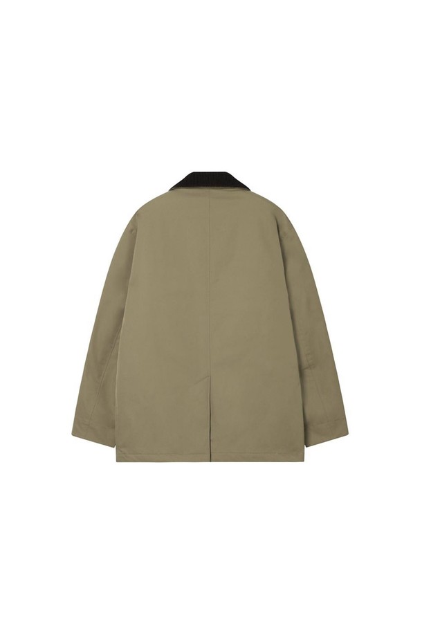 클래식함과 캐주얼함을 넘나드는 '중기장' 패딩 점퍼 카키입니다. 겨울과 초겨울에 적합하며, 은은한 광택감이 돋보이는 폴리에스터와 면 혼방 소재로 제작되었습니다. 바버 스타일에서 영감을 받은 디자인에 코듀로이 카라 배색이 포인트이며, 3온스 패딩 충전재로 보온성을 높였습니다. 세미 오버핏으로 편안한 착용감을 선사하며, 4개의 포켓 디테일이 실용성을 더합니다. 데일리룩, 미니멀 스타일을 즐겨 입는 고객에게 추천합니다.
