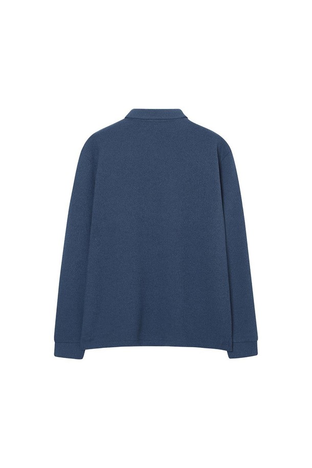 레이온 혼방 기모 카라 티셔츠 블루는 겨울철 데일리룩 연출에 적합한 캐주얼 스타일의 카라 티셔츠입니다. 부드러운 촉감의 레이온, 폴리에스터, 면 혼방 소재에 기모 안감을 더해 보온성을 높였습니다. 레귤러 기장으로 제작되었으며, 블루, 네이비, 핑크 세 가지 색상으로 만나볼 수 있습니다. 드레이프성이 뛰어나며, 울라이크 팬츠와 함께 매치하면 세련된 스타일을, 워싱 팬츠와 코디하면 캐주얼한 분위기를 연출할 수 있습니다. 긴 소매와 두꺼운 두께감으로 추운 날씨에도 따뜻하게 착용 가능합니다.
