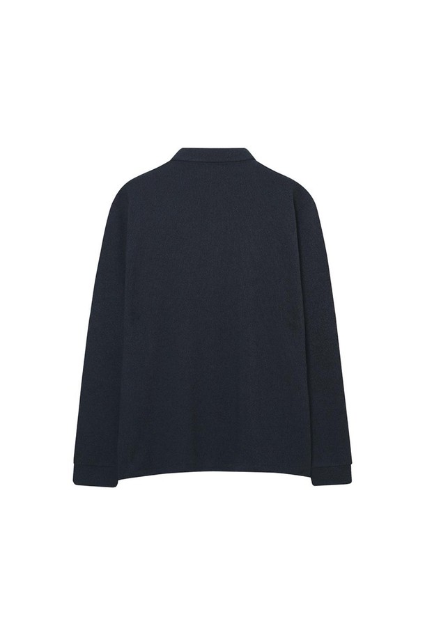 네이비 컬러의 레이온 혼방 기모 카라 티셔츠입니다. 부드러운 촉감의 레이온, 폴리에스터, 면 혼방 소재로 제작되어 겨울철 따뜻하게 착용할 수 있습니다. 베이직한 스타일로, 무지 디자인과 긴 소매로 어떤 옷에도 쉽게 매치할 수 있습니다. 두께감 있는 기모 안감으로 보온성을 높였으며, 구김이 적어 관리가 용이합니다. 울라이크 팬츠나 워싱 팬츠와 함께 캐주얼하고 클래식한 겨울 데일리룩을 연출해보세요.
