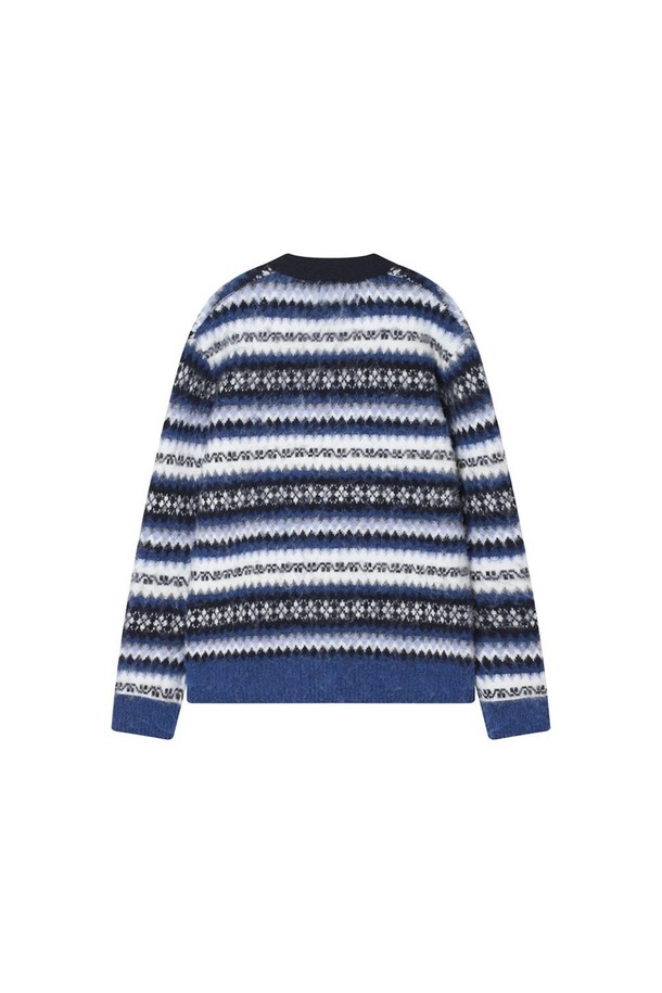 페어아일 V넥 가디건 블루는 가을, 겨울에 어울리는 두꺼운 두께감의 긴소매 가디건입니다. 페어아일 패턴과 기하학적 디자인이 돋보이며, 클래식과 캐주얼 스타일을 모두 소화할 수 있습니다. 부드러운 촉감의 폴리에스테르, 나일론, 울, 폴리우레탄 혼방 소재로 제작되었습니다. 일상, 카페, 모임 등 다양한 TPO에 활용 가능하며 레귤러핏, V넥 디자인으로 제작되었습니다. 색상은 블루와 베이지 두 가지로 출시되었습니다.
