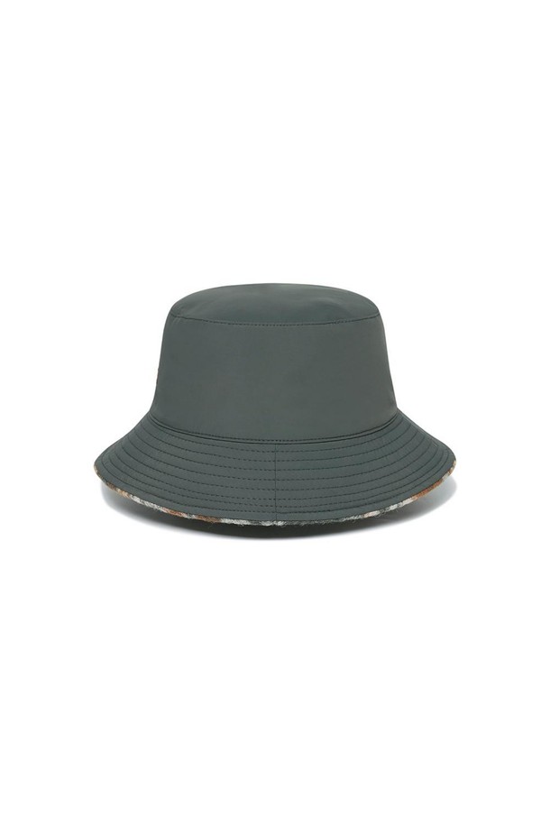 리버시블 울 버킷햇 카키는 가을, 겨울 시즌에 어울리는 모자입니다. 부클 원단과 체크 패턴이 특징이며, 카키와 네이비 두 가지 색상으로 양면 착용이 가능합니다. 울, 폴리에스터, 나일론 혼방 소재로 제작되어 부드러운 촉감과 보온성을 제공하며, 모자 깊이 8.5cm, 챙 넓이 5.5cm로 안정적인 착용감을 선사합니다. 자수 디테일이 더해져 클래식, 캐주얼, 미니멀 스타일의 가을 나들이룩, 겨울 데일리룩, 산책룩에 폭넓게 활용할 수 있습니다. 세트 코디가 가능하여 다양한 스타일 연출이 용이합니다.
