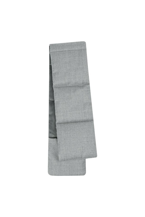 **울 패딩 머플러 그레이**

겨울철 따뜻함을 책임질 울 패딩 머플러 그레이입니다. 보온성과 발열 기능이 뛰어난 울, 폴리에스테르, 폴리우레탄 혼방 소재로 제작되어 부드러운 촉감을 선사합니다. 안감은 보아 소재로 마감하여 포근함을 더했으며, 핫팩 수납 포켓과 지퍼, 포켓 디테일로 실용성을 높였습니다. 무지 디자인에 두꺼운 두께감으로 클래식, 미니멀, 캐주얼 등 다양한 스타일의 겨울 데일리룩, 산책룩, 여행룩에 매치하기 좋습니다. 네이비 컬러 옵션도 준비되어 있습니다.
