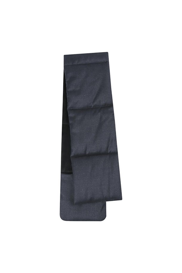 네이비 컬러의 울(wool) 패딩 머플러입니다. 겨울철 보온성을 책임지는 두꺼운 두께감과 부드러운 촉감의 머플러로, 빌보아 안감이 포근함을 더합니다. 캐주얼, 클래식 스타일 모두 소화 가능하며, 일상 및 산책룩에 활용하기 좋습니다. 내부에는 핫팩을 수납할 수 있어 실용적이며, 지퍼 포켓 디자인으로 포인트를 더했습니다. 무지 디자인으로 어떤 옷에도 잘 어울리는 미니멀한 머플러입니다.
