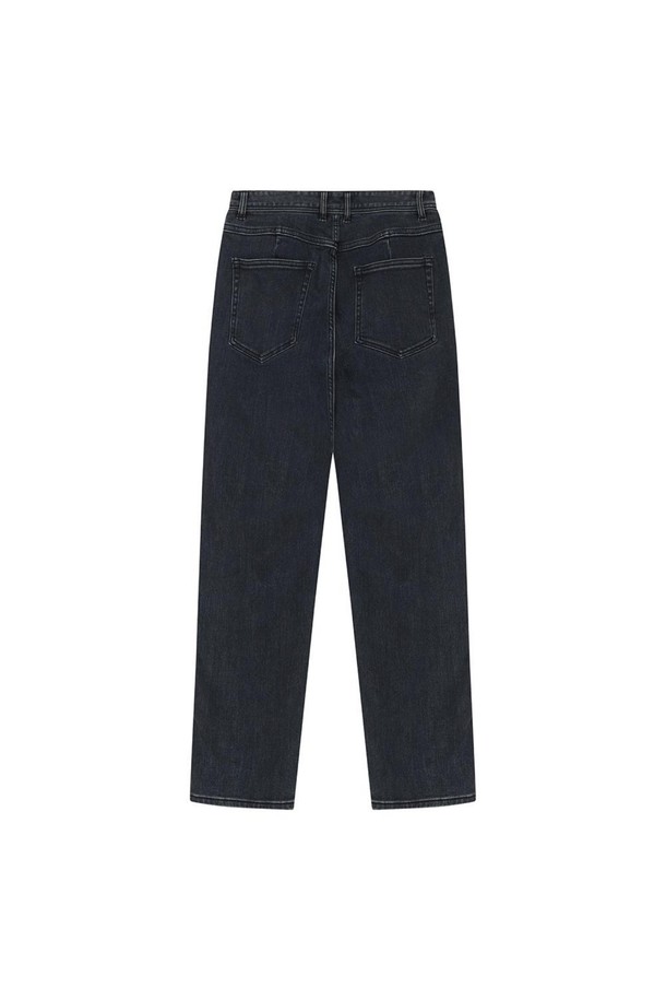 따뜻한 겨울을 위한 데님 팬츠입니다. 10.5oz 두께감의 두꺼운 면, 폴리에스터, 폴리우레탄 혼방 소재로 제작되어 보온성을 높였습니다. 바이오 워싱 처리로 빈티지한 블루 컬러를 연출하며, 깔끔하게 떨어지는 스트레이트 핏 실루엣이 특징입니다. 유행을 타지 않는 모던 스타일로, 캐주얼, 미니멀, 클래식 등 다양한 스타일에 활용하기 좋습니다. 기모 안감으로 부드러운 착용감을 선사하며, 겨울 데일리룩에 완벽한 아이템입니다.
