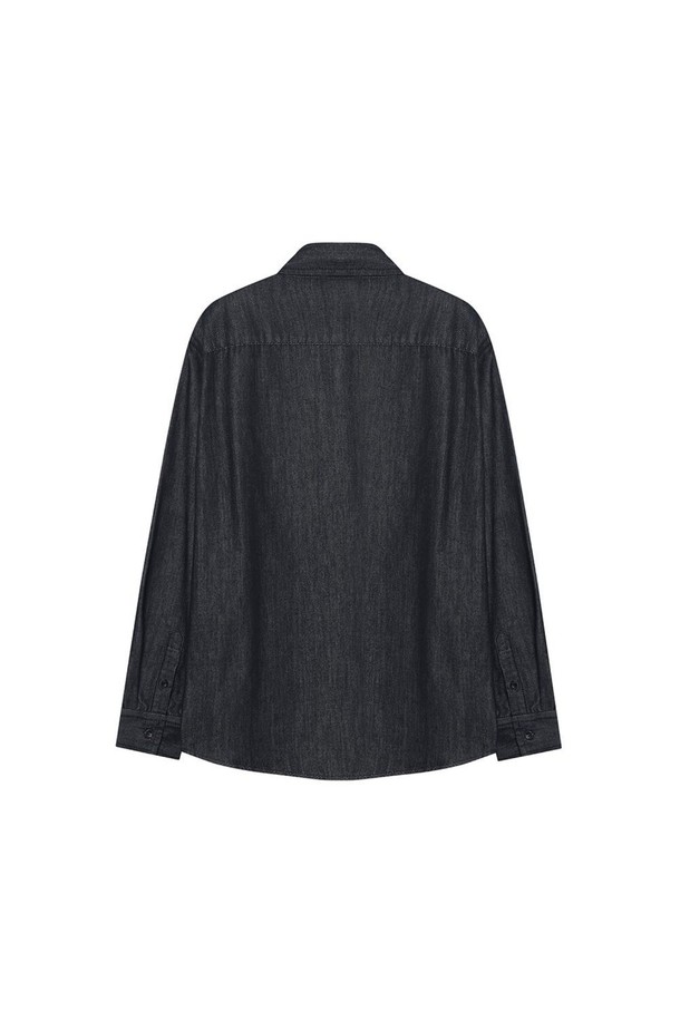 **데님 셔츠 네이비**

네이비 컬러의 데님 셔츠입니다. 남성용 의류로, 베이직하고 캐주얼한 스타일을 연출하기 좋습니다. 레귤러핏으로 제작되었으며, 사계절 내내 활용 가능합니다. 레이온, 면, 폴리에스테르 혼방 소재로 편안한 착용감을 제공하며, 버튼다운 칼라와 긴 소매 기장이 특징입니다. 데이트룩, 카페룩 등 다양한 TPO에 맞춰 캐주얼, 미니멀, 클래식 스타일을 낼 수 있으며, 투포켓 디테일과 클린 버튼 디자인으로 포인트를 더했습니다. 아우터 또는 이너로 활용 가능하여 실용적입니다.
