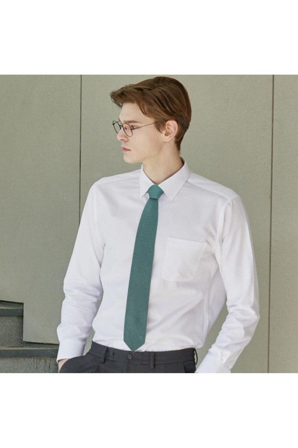 실크 혼방 솔리드 자카드 넥타이는 비즈니스, 회의, 출근룩에 잘 어울리는 남성용 넥타이입니다. 부드러운 촉감의 실크 혼방 소재에 고급스러운 광택이 더해져 세련된 분위기를 연출합니다. 섬세한 자카드 패턴과 솔리드 디자인이 조화롭게 어우러져 클래식하면서도 미니멀한 스타일을 완성합니다. 선명한 그린 컬러와 정교한 텍스처는 당신의 비즈니스 룩에 포인트를 더하며, DD 악세서리 장식은 탈부착 가능합니다.
