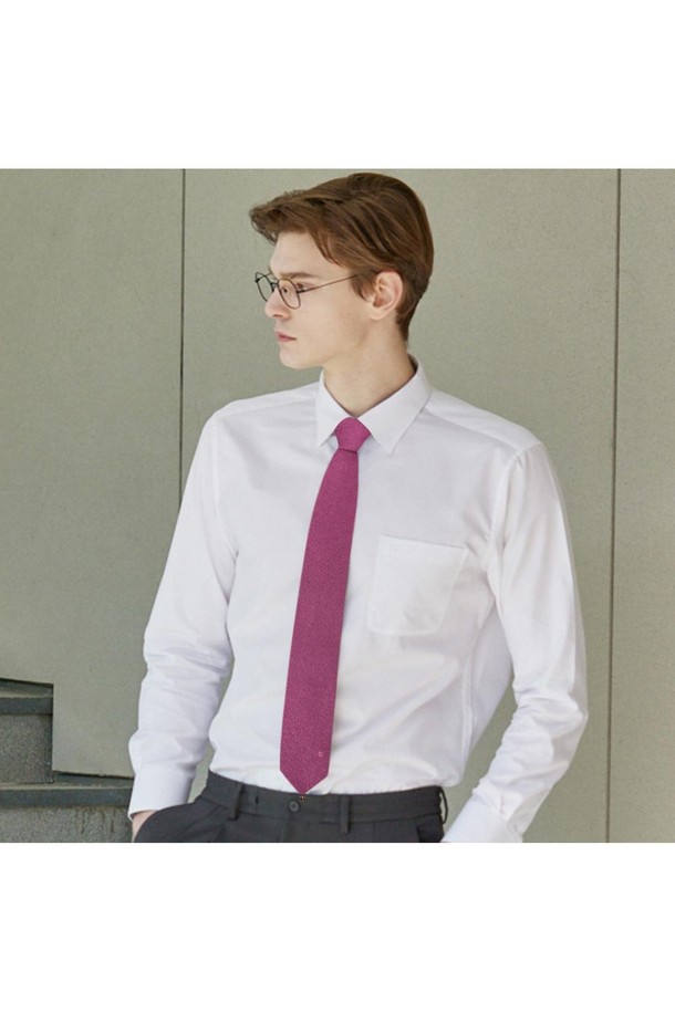세련된 남성 비즈니스 스타일을 완성하는 실크 혼방 솔리드 자카드 넥타이입니다. 고급스러운 퍼플 컬러와 클래식한 디자인이 돋보이며, 오피스룩, 회의룩, 출근룩에 잘 어울립니다. 부드러운 촉감의 실크 혼방 소재에 자카드 위빙 기법을 사용하여 은은하고 섬세한 패턴을 표현했습니다. DD 악세서리 장식으로 포인트를 더했으며, 탈부착이 가능하여 다양한 스타일 연출이 용이합니다. 미니멀하면서도 세련된 스타일을 선호하는 남성분들께 추천합니다.
