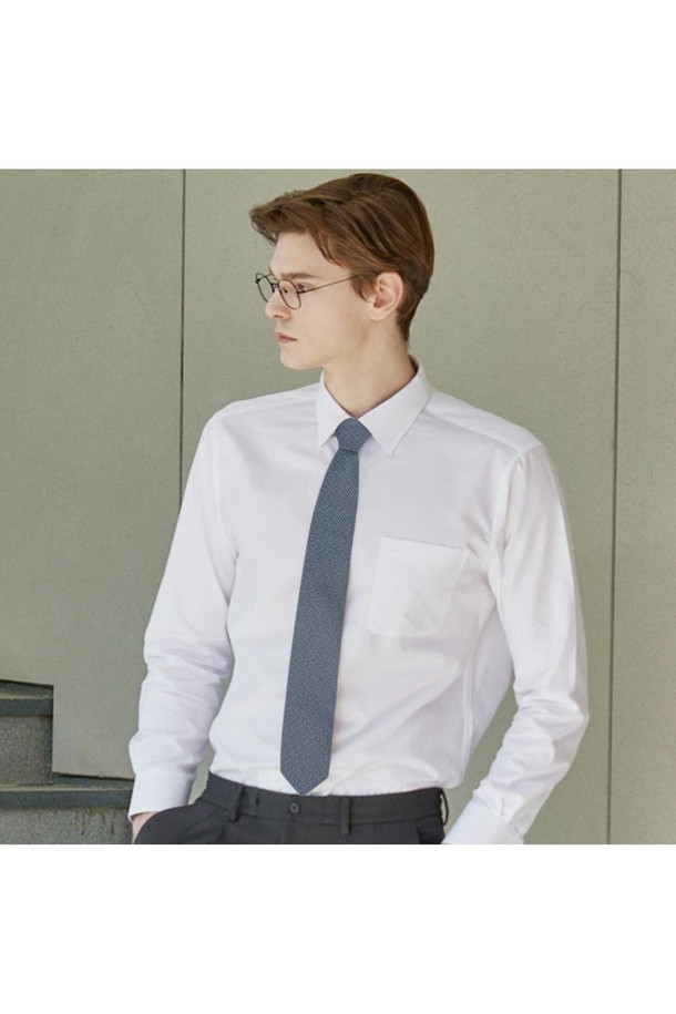 실크 100% 솔리드 패턴 슬림 넥타이는 남성분들을 위한 비즈니스 및 포멀 스타일의 넥타이입니다. 부드러운 촉감의 실크 소재로 제작되어 고급스러운 광택을 자랑하며, 사계절 내내 착용하기 좋습니다. 슬림한 디자인과 솔리드 패턴은 클래식하면서도 세련된 분위기를 연출하며, 오피스룩, 회의룩, 출근룩 등 다양한 TPO에 활용하기 좋습니다. 그레이 컬러로 어떤 셔츠와도 잘 어울려 미니멀하고 시크한 스타일을 완성합니다.
