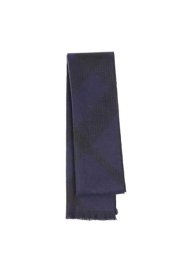 캐시미어 100% 우븐 바이어스체크 머플러 그레이는 가을, 겨울 시즌에 착용하기 좋은 머플러입니다. 클래식하고 모던한 스타일을 연출하며, 겨울 데일리룩, 모임룩, 데이트룩 등 다양한 TPO에 활용할 수 있습니다. 고급스러운 캐시미어 소재로 제작되어 부드러운 촉감을 선사하며, 그레이와 네이비 두 가지 컬러로 출시되었습니다. 바이어스체크 패턴이 은은하게 포인트가 되어 미니멀한 스타일에 포인트를 더합니다.
