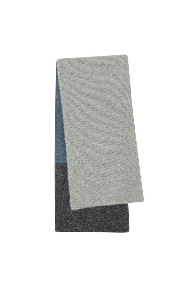 부드러운 캐시미어 소재의 '캐시미어 쁘띠 롱터널홀 3색 솔리드 머플러 그린' 입니다. 은은한 톤온톤 배색과 단정한 디자인이 돋보이며, 그린과 브라운 컬러로 만나보실 수 있습니다. 얇고 가벼워 가을, 겨울 시즌 데일리룩, 카페룩, 산책룩 등 다양한 스타일에 연출하기 좋습니다. 클래식, 캐주얼, 미니멀 스타일을 즐겨 입는 분들께 감각적인 포인트 아이템이 되어줄 것입니다. 쁘띠 사이즈로 답답함 없이 포근함을 선사하며, 부드러운 촉감으로 편안하게 착용할 수 있습니다.
