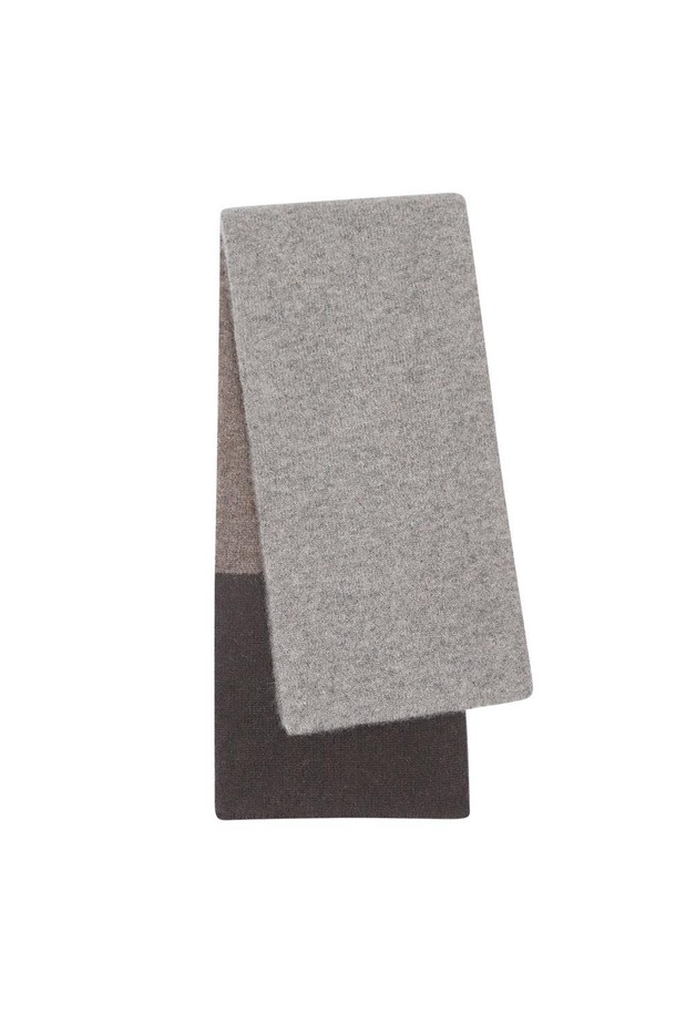 캐시미어 쁘띠 롱터널홀 3색 솔리드 머플러 브라운은 가을과 겨울, 포근함과 스타일을 동시에 만족시키는 머플러입니다. 부드럽고 고급스러운 캐시미어 소재로 제작되어, 피부에 닿는 감촉이 훌륭합니다. 3가지 색상의 솔리드 디자인과 단정하면서도 감각적인 포인트가 돋보이며, 롱터널홀 스타일로 착용의 편리함을 더했습니다. 클래식, 캐주얼, 미니멀 등 다양한 스타일을 소화하며 겨울 데일리룩, 산책룩, 모임룩에 모두 잘 어울립니다. 브라운 컬러는 어떤 스타일에도 매치하기 쉬워 활용도가 높습니다.
