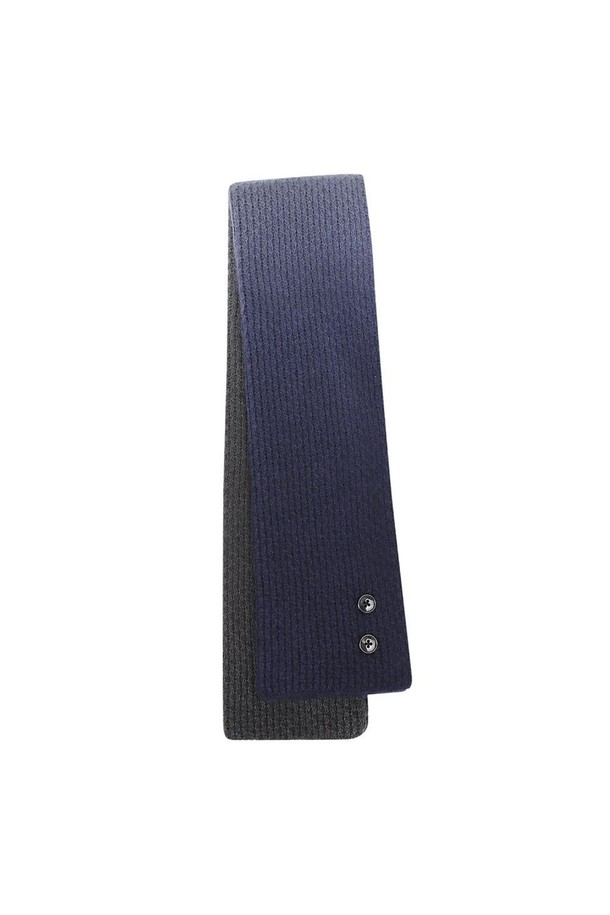 캐시미어 100% 소재로 제작된 쁘띠 버튼홀 그라데이션 머플러 네이비입니다. 부드러운 촉감이 특징이며, 가을과 겨울철에 따뜻함을 더해줍니다. 네이비 컬러의 그라데이션 패턴이 세련된 분위기를 연출하며, 데일리룩, 모임룩, 오피스룩 등 다양한 TPO에 활용하기 좋습니다. 클래식, 미니멀, 캐주얼 스타일을 즐겨 입는 분들께 추천합니다. 버튼홀 디자인으로 포인트를 더했습니다.
