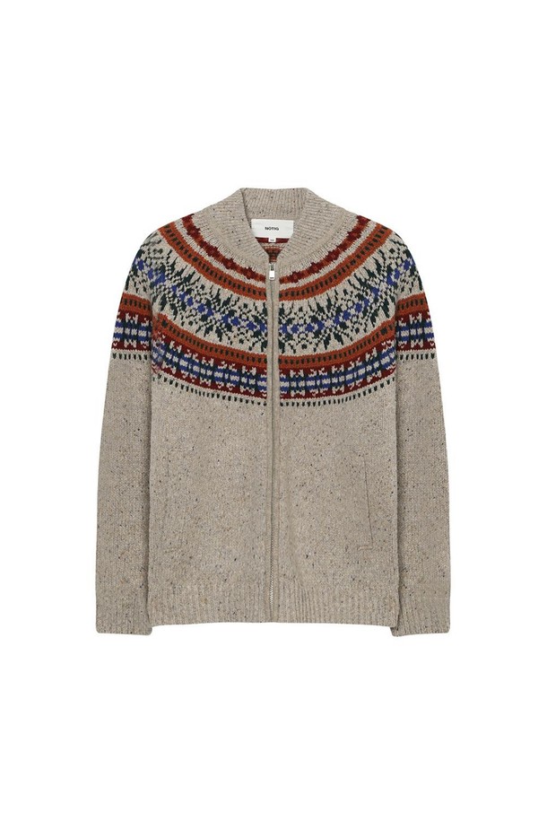 부드러운 울 소재로 제작된 "노르딕 숄 하이넥 가디건" 베이지 색상입니다. 가을, 겨울 시즌에 어울리는 두꺼운 두께감으로 따뜻하게 착용할 수 있습니다. 숄 카라 디자인과 하이넥 스타일이 돋보이며, 노르딕 패턴이 캐주얼하면서도 베이직한 무드를 연출합니다. 남녀 모두 착용 가능하며, 모임룩, 캐주얼, 클래식, 미니멀 스타일 연출에 활용하기 좋습니다. 레귤러핏으로 편안하게 착용 가능하며, 긴 소매 기장입니다.
