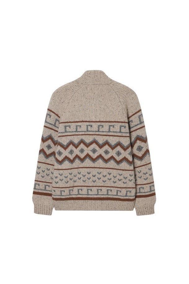 노르딕 하이넥 가디건 아이보리는 울과 나일론 혼방 소재로 제작되어 부드러운 촉감을 자랑합니다. 겨울철 데일리룩, 산책룩, 카페룩에 잘 어울리며 클래식하고 베이직한 스타일을 연출합니다. 북유럽 자연 모티프의 눈꽃, 순록, 나무, 침엽수 패턴과 기하학 무늬가 돋보이며, 하이넥 디자인으로 보온성을 높였습니다. 레귤러핏에 긴소매 기장의 두꺼운 가디건으로, 추운 날씨에도 따뜻하고 포근하게 착용할 수 있습니다. 아이보리, 베이지, 다크네이비 세 가지 색상으로 만나보세요.
