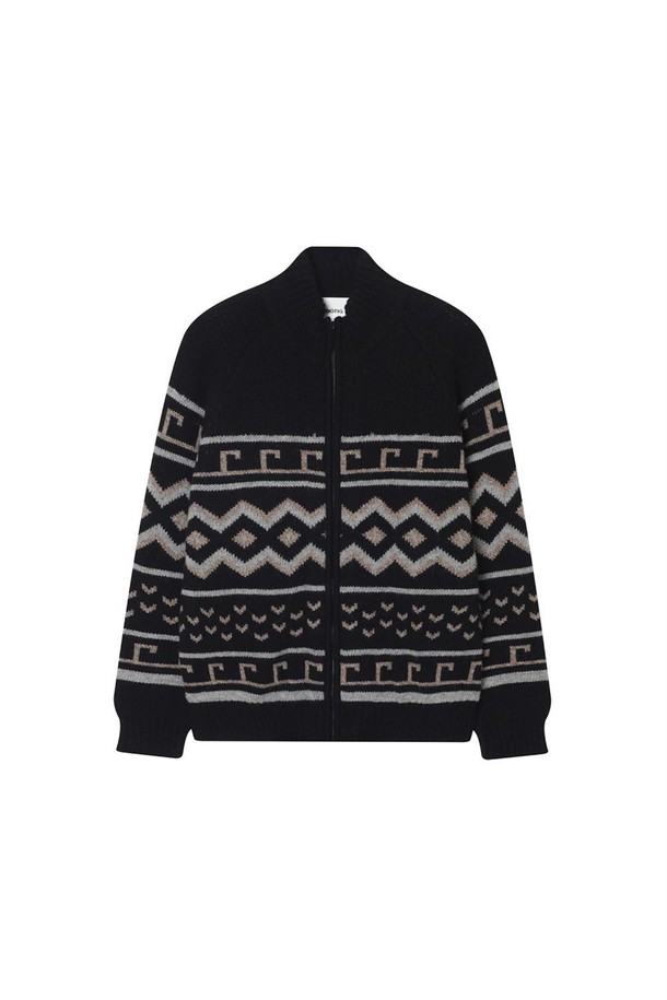 네이비 컬러의 여성용 노르딕 하이넥 가디건입니다. 가을과 겨울, 두 계절에 걸쳐 포근하게 착용할 수 있으며, 일상에서 캐주얼하고 베이직한 스타일을 연출하기 좋습니다. 부드러운 울 소재로 제작되어 뛰어난 촉감을 자랑하며, 레귤러 핏과 긴소매 디자인으로 편안한 착용감을 선사합니다. 하이넥 디자인과 두꺼운 두께감, 노르딕 패턴이 더해져 따뜻하고 세련된 분위기를 자아냅니다.
