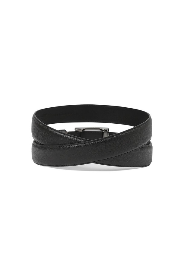 더비엠보 흑사틴 자동 벨트 블랙은 남성용 벨트로, 미니멀하고 세련된 스타일을 추구하는 당신에게 완벽합니다. 소가죽과 인조가죽의 엠보 패턴이 돋보이며, 스퀘어 쉐입 버클과 자동 버클 여밈 방식으로 편리함을 더했습니다. 오피스룩, 비즈니스 캐주얼, 출근룩 등 다양한 TPO에 활용 가능하며, 시크한 스타일을 연출할 수 있습니다. 니켈 프리 도금, 스크래치 방지, 방수, 내구성이 강화되어 튼튼하게 오래 사용할 수 있습니다.
