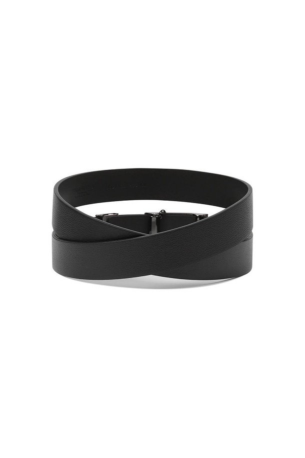 더비엠보 흑유광 평벨트 자동벨트 블랙은 남성용 벨트로, 미니멀하고 모던한 스타일을 추구하는 분들께 적합합니다. 소가죽과 인조가죽을 혼합하여 부드러운 촉감을 제공하며, 엠보 패턴과 유광 마감으로 고급스러운 느낌을 더했습니다. 스퀘어 쉐입 버클과 자동 버클 여밈 방식으로 편의성을 높였으며, 스크래치 방지, 방수, 내구성 강화 기능으로 실용성을 더했습니다. 출근룩, 비즈니스 캐주얼, 오피스룩 등 다양한 TPO에 활용하기 좋은 시크한 디자인의 벨트입니다. 사이즈 조절이 가능하여 더욱 편안하게 착용할 수 있습니다.
