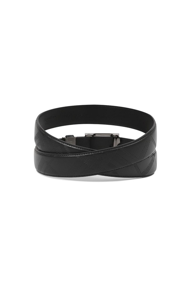 체크 엠보싱 패턴이 돋보이는 흑사틴 자동 벨트 블랙입니다. 튼튼한 가죽 소재로 제작되어 내구성이 우수하며, 스크래치와 오염에 강해 관리가 용이합니다. 미니멀하고 베이직한 스타일로, 남녀 공용으로 착용 가능하며 출근룩, 비즈니스 캐주얼, 오피스룩 등 다양한 TPO에 활용할 수 있습니다. 자동 버클 디자인으로 편리하게 사이즈 조절이 가능하며, 클래식, 미니멀, 캐주얼 스타일을 즐겨 입는 분들에게 추천합니다.
