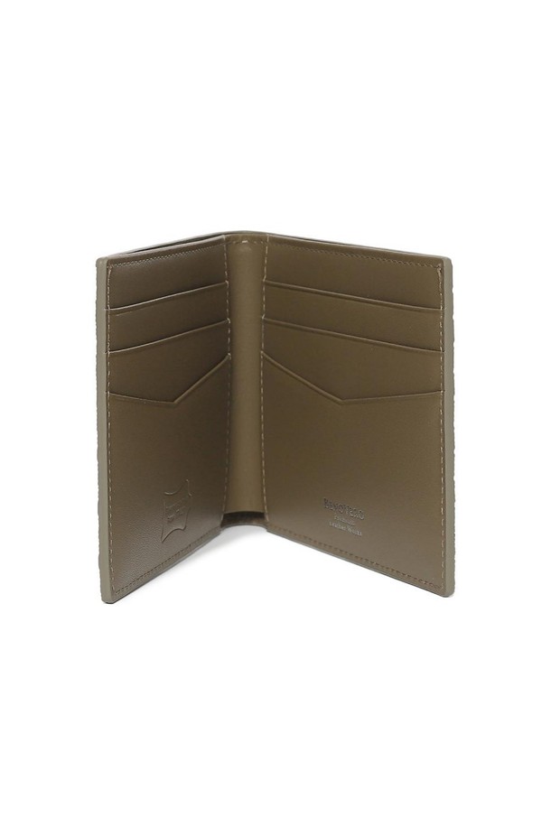 SHARP 메쉬 반지갑 베이지는 클래식하고 미니멀한 스타일을 추구하는 분들을 위한 가죽 반지갑입니다. 부드러운 천연 가죽 소재에 메쉬 패턴이 더해져 세련된 디자인을 완성하며, 데이트룩이나 쇼핑룩에 잘 어울립니다. 카드 슬롯 8개와 지폐 수납칸 1개로 수납력을 높였으며, 슬림한 두께로 휴대성을 더했습니다. 유럽 전통 방식의 배타바리 제작으로 견고함을 자랑하며, 고급스러운 케이스와 더스트백을 함께 제공합니다.
