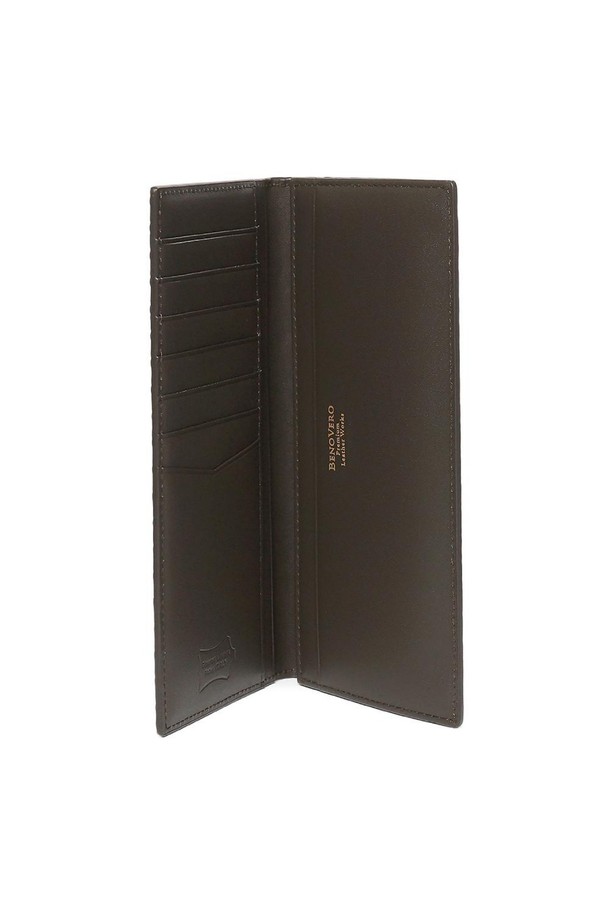 세련된 브라운 컬러의 MESH(메쉬) 장지갑입니다. 천연 가죽 소재에 메쉬 패턴을 더해 고급스러운 디자인을 완성했습니다. 내부에는 카드 슬롯 7개와 지폐 수납칸 2개가 있어 수납력을 높였으며, 슬림한 두께로 제작되어 휴대성을 높였습니다. 30년 경력의 공방에서 유럽 전통 방식으로 제작되었으며, 배타바리(BeTaBarry) 제작 기법을 사용하여 내구성을 강화했습니다. 데이트룩, 모임룩, 비즈니스 캐주얼 등 다양한 TPO(Time, Place, Occasion)에 미니멀하고 시크하게 연출할 수 있습니다.
