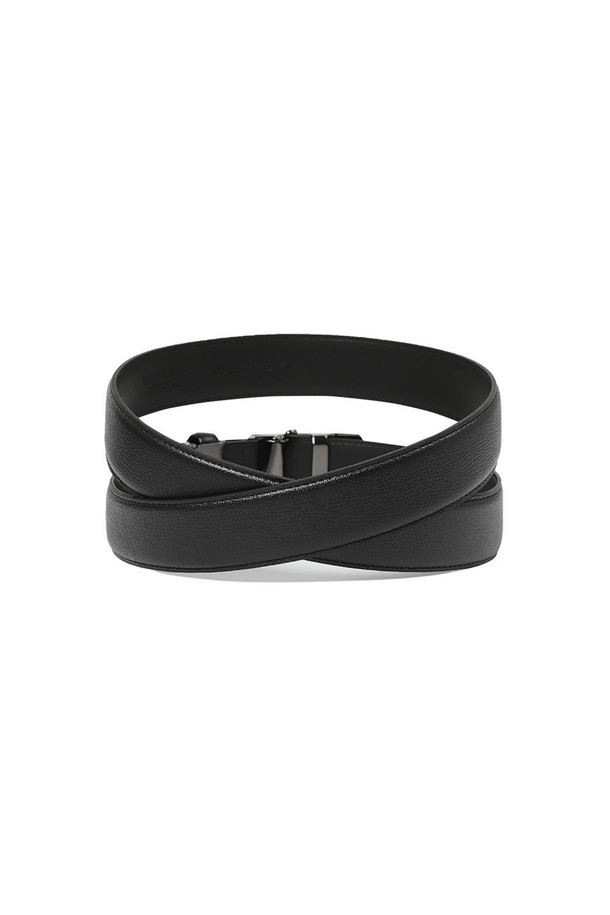 더비엠보 흑유광 자동벨트 블랙은 남성용 벨트로, 미니멀하고 모던한 스타일을 추구하는 분들에게 적합합니다. 부드러운 소가죽과 인조가죽 혼방 소재에 엠보 패턴이 돋보이며, 스퀘어 쉐입 버클과 자동 버클 여밈 방식으로 세련된 디자인을 완성했습니다. 블랙 컬러와 유광 마감으로 시크한 매력을 더했으며, 니켈 프리 도금, 스크래치 방지, 방수 기능까지 갖춰 실용성을 높였습니다. 출근룩, 비즈니스 캐주얼, 오피스룩 등 다양한 TPO에 활용하여 클래식하고 세련된 스타일을 연출해보세요.
