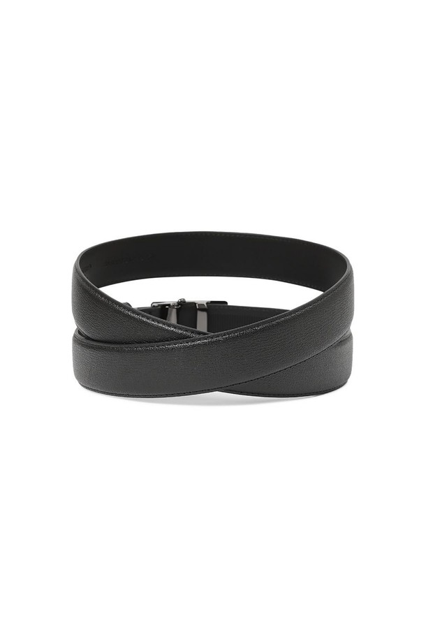 더비엠보 흑유광 자동벨트 블랙은 남성용 벨트로, 미니멀하고 모던한 스타일을 추구하는 분들께 적합합니다. 엠보 패턴의 블랙 컬러 소가죽 앞면과 인조가죽 뒷면, 스퀘어 쉐입 버클 디자인이 특징이며, 자동 여밈 방식으로 편리함을 더했습니다. 사이즈 조절 기능을 갖췄으며, 니켈 프리 도금으로 제작되어 스크래치 방지 및 방수 기능을 제공합니다. 출근룩, 비즈니스 캐주얼, 오피스룩 등 다양한 TPO에 활용하여 시크한 스타일을 연출할 수 있습니다.
