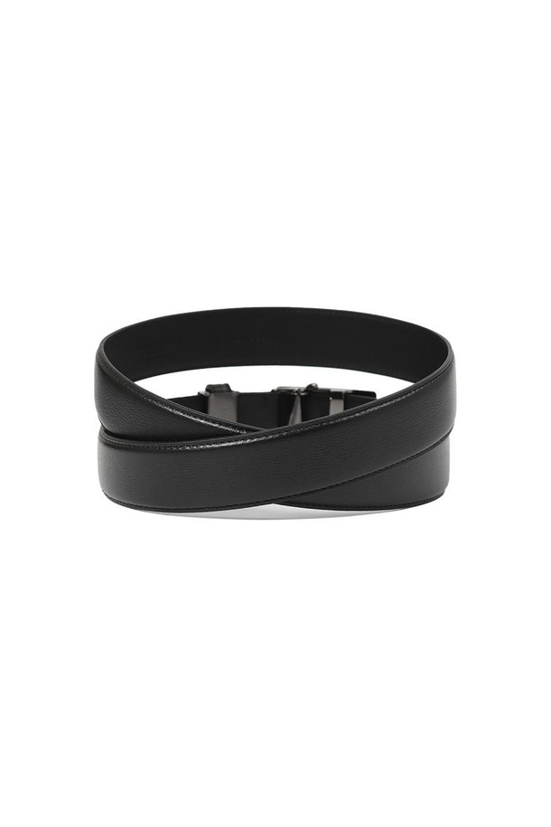 더비엠보 흑유광 자동벨트 블랙은 남성용 벨트로, 모던하고 미니멀한 스타일을 추구하는 분들을 위한 제품입니다. 스퀘어 쉐입 버클과 엠보 패턴이 특징이며, 출근룩과 비즈니스 캐주얼에 잘 어울립니다. 앞면은 소가죽, 뒷면은 인조가죽으로 제작되어 내구성을 높였으며, 스크래치 방지 기능과 생활방수 기능으로 실용성을 더했습니다. 자동 버클 방식으로 편리하게 착용할 수 있으며, 사이즈 조절이 가능하여 편안한 착용감을 제공합니다. 니켈 프리 소재를 사용하여 알레르기 걱정 없이 안심하고 사용할 수 있습니다.
