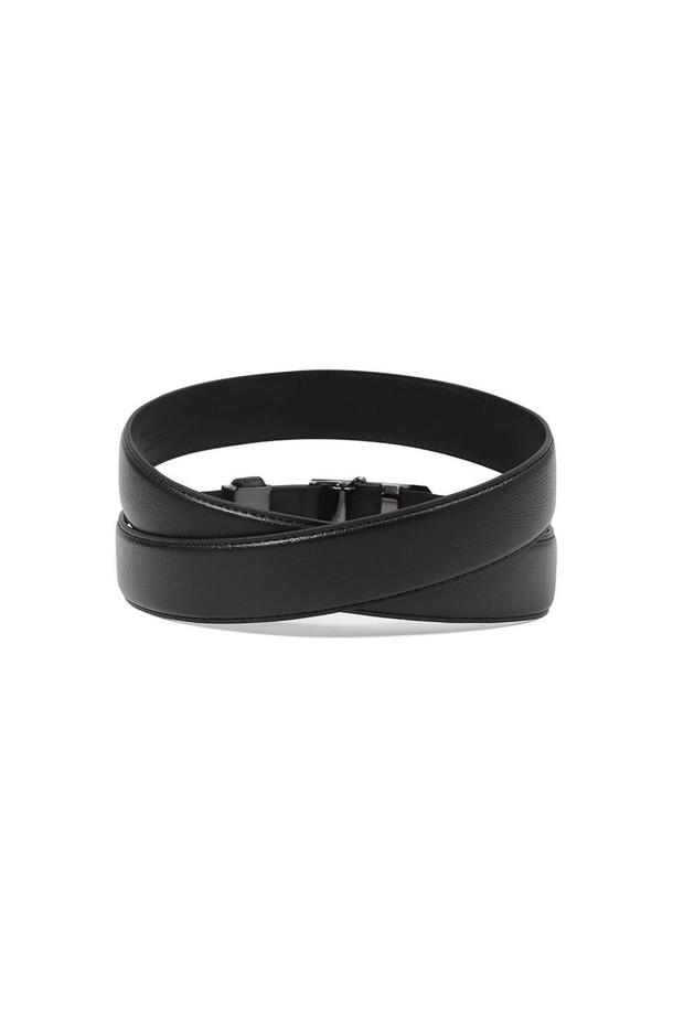 더비엠보 흑유광 자동 벨트는 남성용 벨트로, 세련되고 고급스러운 스타일을 연출합니다. 엠보싱 디자인과 블랙 컬러의 유광 마감은 오피스룩, 비즈니스 캐주얼, 모임룩 등 다양한 TPO에 잘 어울립니다. 소가죽 및 인조가죽의 꼼꼼한 혼용으로 제작되었으며, 자동 여밈 기능과 사이즈 조절이 용이하여 편리하게 사용할 수 있습니다. 스크래치 방지, 방수 기능, 내구성이 뛰어나며 니켈 프리 버클로 제작되어 안심하고 착용할 수 있습니다. 클래식, 미니멀, 시크한 스타일에 매치하여 당신의 품격을 높여보세요.
