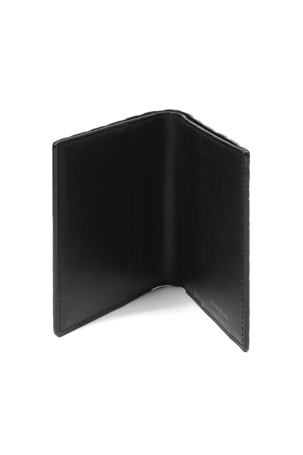 알렉스 소프트 엠보 미니 중지갑 블랙은 부드러운 천연가죽 소재의 미니멀하고 세련된 디자인이 돋보이는 중지갑입니다. 엠보 패턴으로 은은한 포인트를 더했으며, 슬림하고 경량의 디자인으로 휴대성을 높였습니다. 내부에는 4개의 카드 슬롯과 지폐 수납칸이 마련되어 실용성을 더했습니다. 데이트룩, 쇼핑룩, 모임룩 등 다양한 TPO에 잘 어울리며, 미니멀, 클래식, 시크 스타일을 선호하는 분들께 추천합니다. 지갑과 함께 케이스 및 더스트백이 포함되어 소장 가치를 높였습니다.
