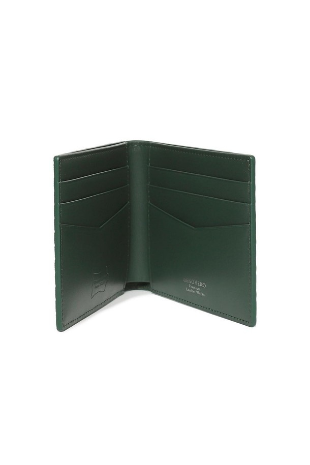 SHARP MESH (샤프 메쉬) 반지갑 그린은 클래식하고 미니멀한 스타일을 추구하는 당신을 위한 아이템입니다. 부드러운 가죽 소재에 메쉬 패턴이 더해져 세련된 감각을 선사하며, 그린 컬러가 은은한 포인트를 줍니다. 8개의 카드 슬롯과 1개의 지폐 수납칸을 갖춰 수납력 또한 뛰어나 실용적입니다. 유럽 전통 천연 방식 가공과 30년 경력의 가죽 전문 공방에서 제작되어 높은 퀄리티를 자랑하며, 데이트룩, 모임룩, 쇼핑룩 등 다양한 TPO에 활용하기 좋습니다. 케이스와 더스트백을 포함하여 소중한 당신의 손길을 기다립니다.
