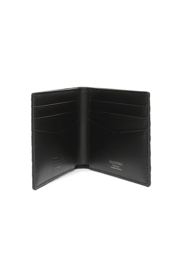 SHARP(샤프) 메쉬 반지갑 블랙은 클래식하고 미니멀한 스타일을 추구하는 분들을 위한 가죽 반지갑입니다. 부드러운 천연가죽에 섬세한 메쉬 패턴을 더해 세련된 멋을 살렸으며, 출근룩과 모임룩에 모두 잘 어울립니다. 카드 슬롯 8개와 지폐 수납칸 1개로 실용성을 높였으며, 슬림한 두께로 휴대성을 강조했습니다. 30년 경력의 가죽 전문 공방에서 배타바리 방식으로 제작되어 견고하고 튼튼하며, 케이스와 더스트백을 함께 제공하여 소장 가치를 더했습니다.
