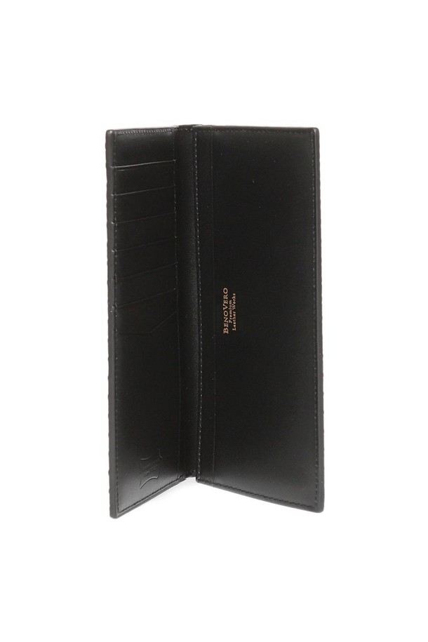 메쉬 (Mesh) 디자인이 돋보이는 블랙 색상의 장지갑입니다. 부드러운 천연 가죽으로 제작되었으며, 유럽 전통 방식으로 배타바리 기법을 사용하여 견고함을 더했습니다. 내부에는 7개의 카드 슬롯과 2개의 지폐 수납칸이 있어 수납력을 높였으며, 슬림한 두께로 휴대성을 높였습니다. 데이트룩, 모임룩, 오피스룩과 같은 다양한 TPO에 클래식, 미니멀, 시크한 스타일을 더할 수 있습니다. 고급스러운 케이스와 더스트백이 함께 제공되어 선물용으로도 좋습니다.
