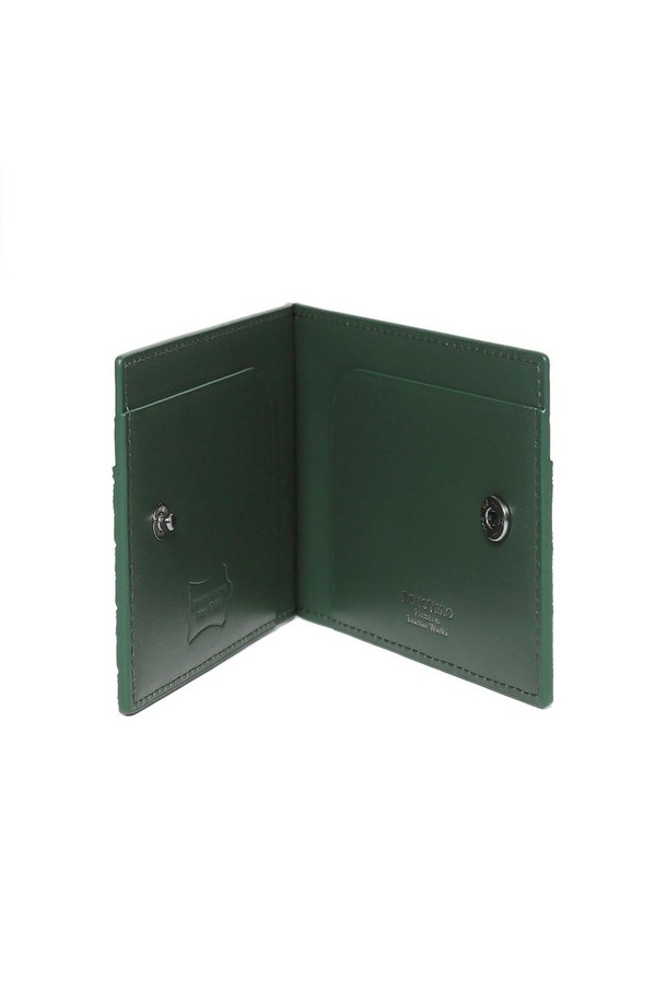 SHARP MESH (샤프 메쉬) 카드지갑 그린은 유럽 전통 천연 방식 가죽을 사용하여 제작된 미니 사이즈의 카드지갑입니다. 자연스러운 주름과 결이 돋보이는 가죽 소재에 스냅 버튼 여밈 방식으로 디자인되었으며, 카드 슬롯 2개와 지폐칸 1개로 수납력을 높였습니다. 30년 경력의 가죽 전문 공방에서 배타바리 방식으로 제작되어 견고하며, 카드지갑과 더스트백, 케이스를 함께 제공합니다. 클래식하고 미니멀한 디자인으로, 데이트룩, 쇼핑룩, 카페룩 등 다양한 TPO에 활용하기 좋습니다.
