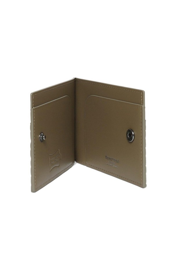 SHARP(샤프) 메쉬 카드지갑 베이지는 미니멀, 클래식, 캐주얼 스타일에 잘 어울리는 카드지갑입니다. 부드러운 천연 가죽 소재에 메쉬 패턴을 더해 세련된 디자인을 완성했으며, 스냅 버튼으로 간편하게 잠금/열림이 가능합니다. 내부에는 카드 슬롯 2개와 지폐칸 1개가 있어 수납력을 높였으며, 슬림하고 가벼워 휴대성이 뛰어납니다. 데이트룩, 카페룩, 쇼핑룩 등 다양한 TPO에 활용하기 좋고, 케이스와 더스트백을 함께 제공하여 소장 가치를 더합니다. FREE 사이즈로 제작되었습니다.
